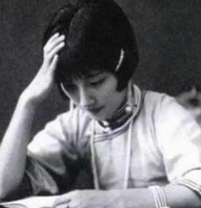 1928年，徐志摩母亲推开卧室门时，映入眼帘的是一幅难以置信的景象：儿子徐志摩与