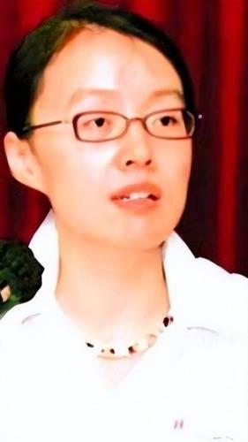 比亚迪背后：九位"长期主义者"谁功底深？

1，张菊秀。
比亚迪董事长王传福长嫂