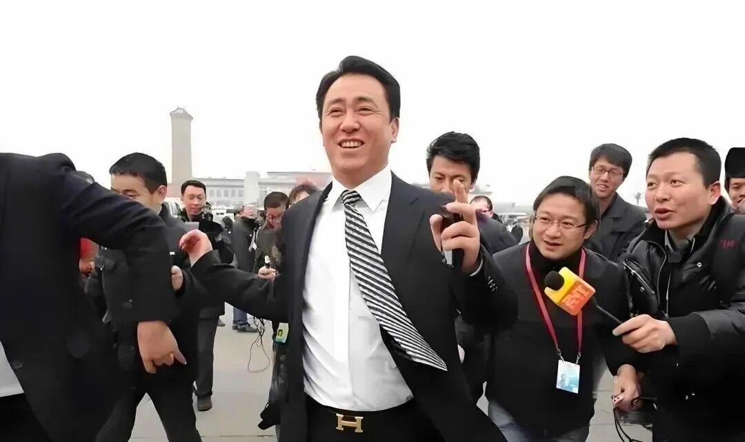 今天，恒大集团许家印等56人被判刑，不过，二把手、实际操盘者夏海钧，早早就逃往美