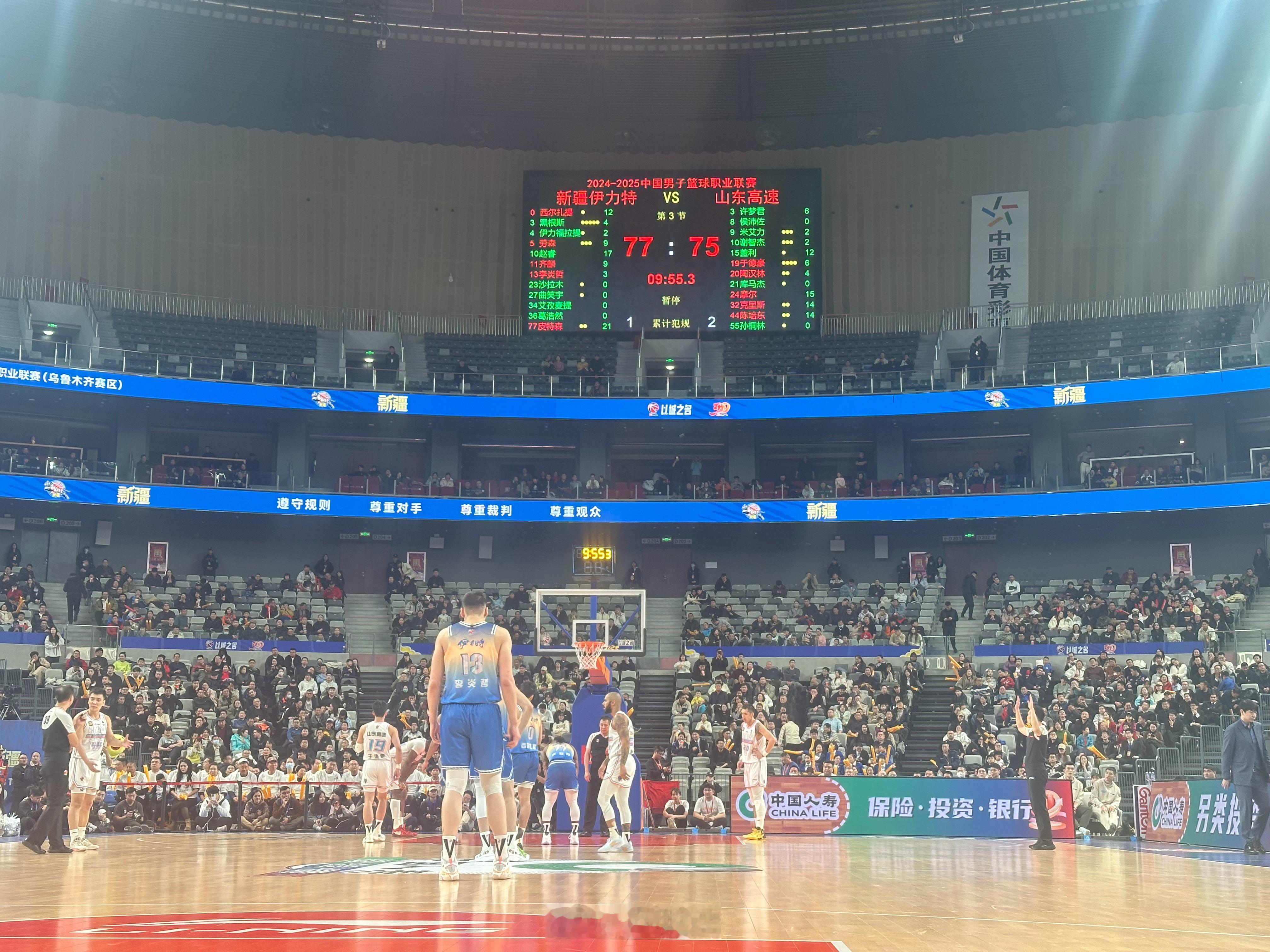 皮特森在一次突破上篮造成犯规后，刘炜指导场边大喊：“他终于上篮了，没投三分！” 