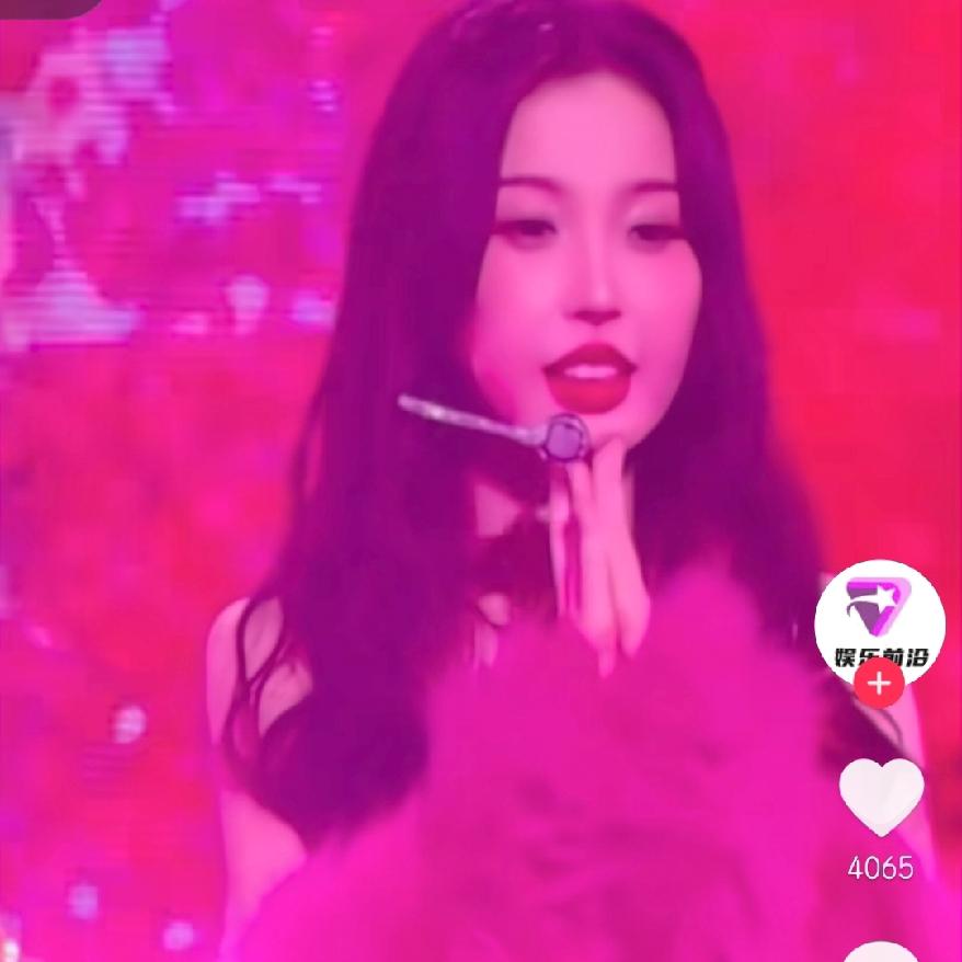 虞书欣生日会
现场感染力，
真的不是随便说说的！舞台上又唱又跳活力拉满。

  