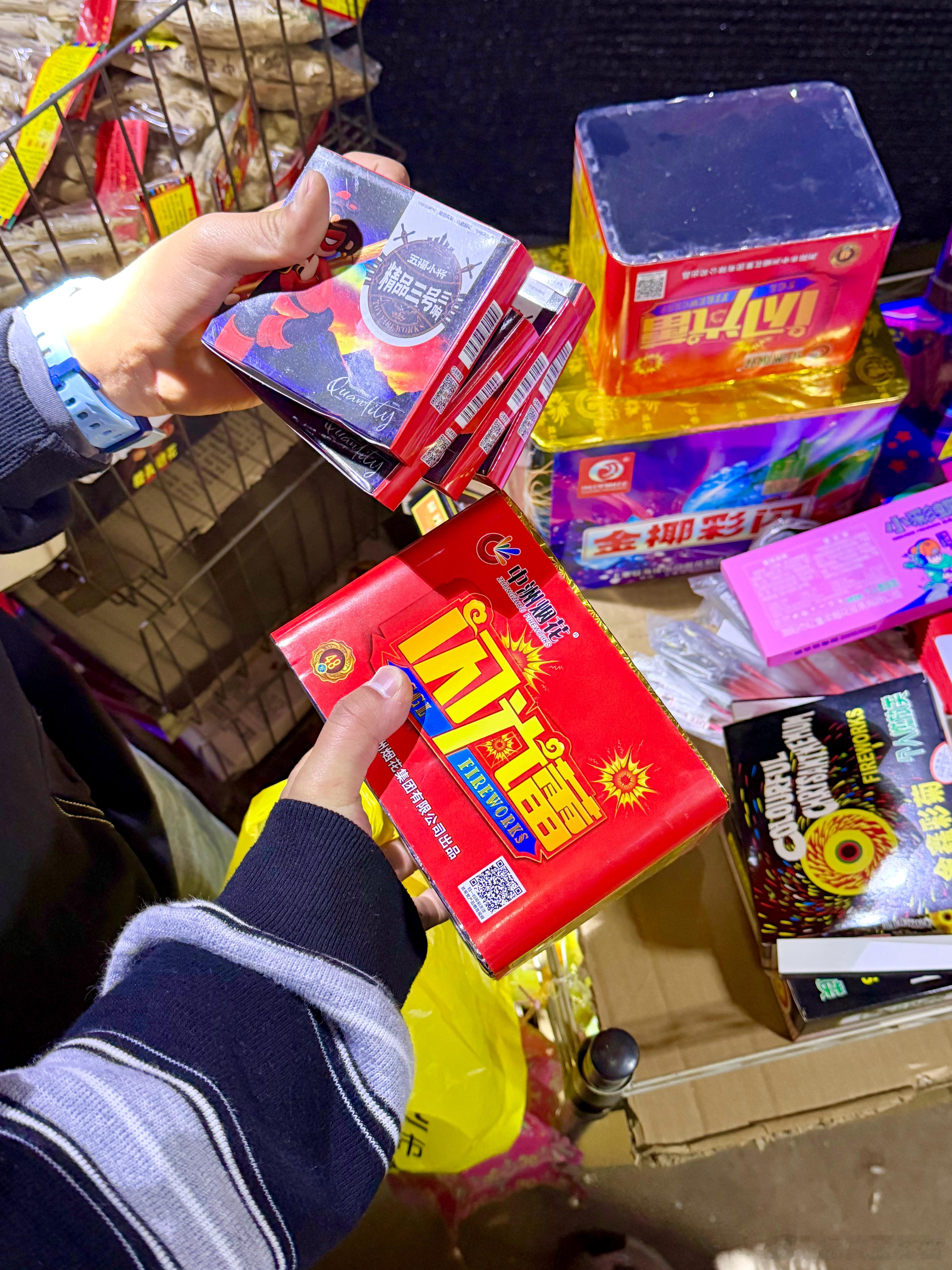 朋友们，又来到了一年一度的新春重要环节，带着我侄儿村口放鞭炮，这样才有年味嘛，听