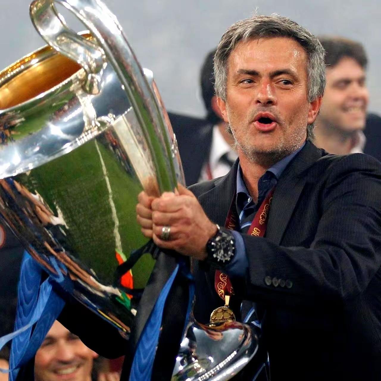 穆里尼奥应该是最合适执教中国男足的主帅！穆里尼奥从一个不入流的球员能有今天的执教