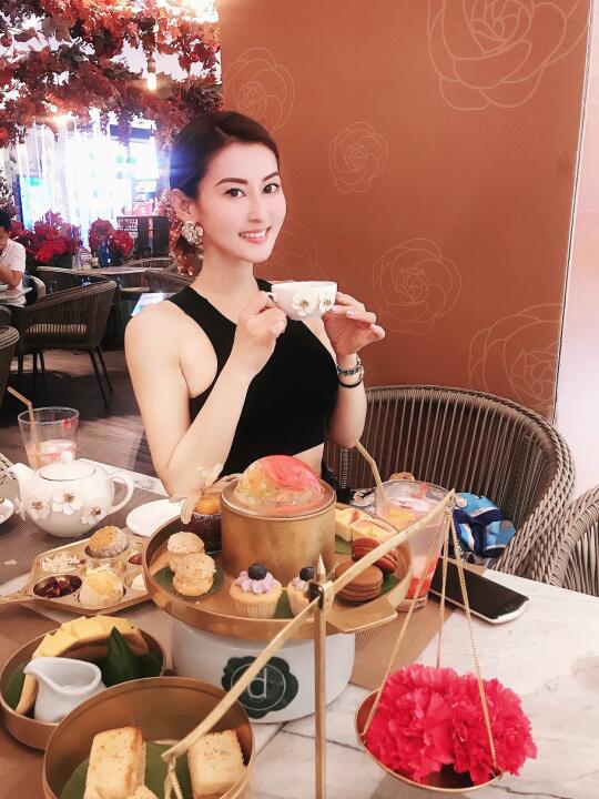 充滿花的餐廳