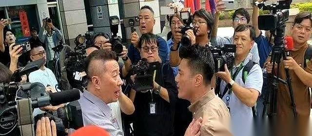 看完今天这则关于蓝营决议的报道，通报上白纸黑字的条文，远没有现场的画面来得有冲击