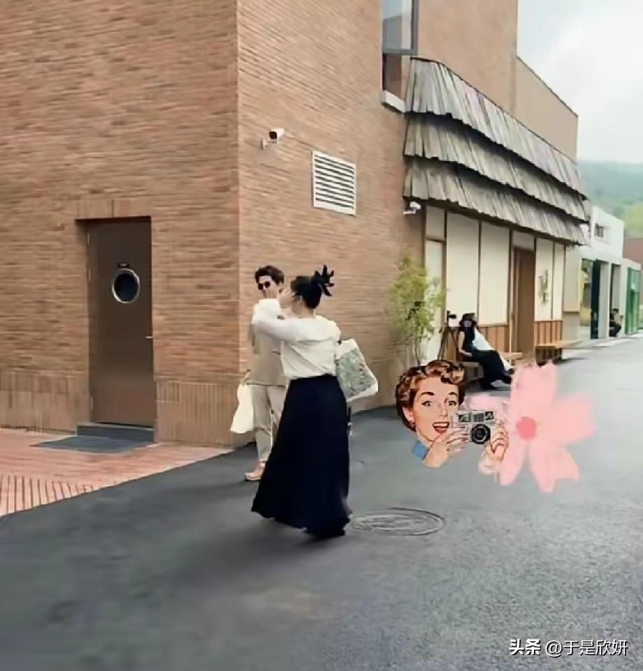 李健阿那亚陪妻子逛街，结婚21年坚持丁克，圈内真假丁克引网友热议
 
近日，有网