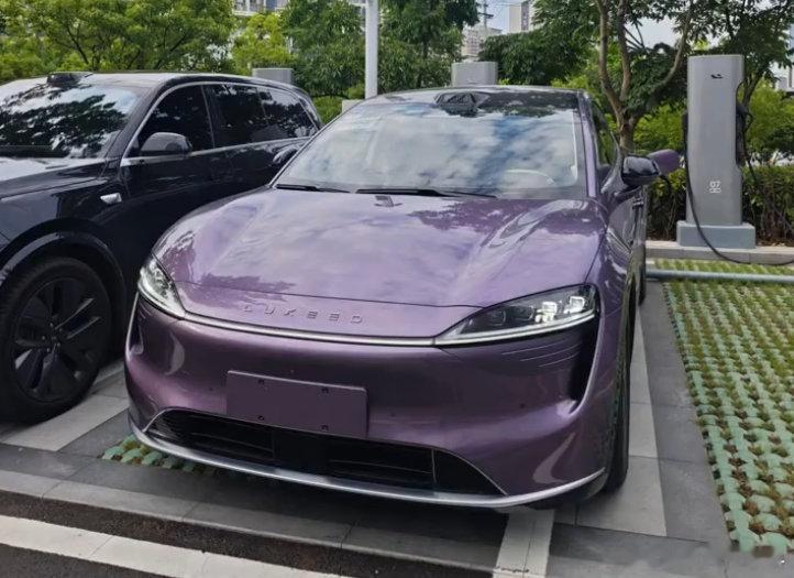 智界R7，紫茄子色，中大型SUV，尺寸比Model Y大一圈，800V、华为乾崑