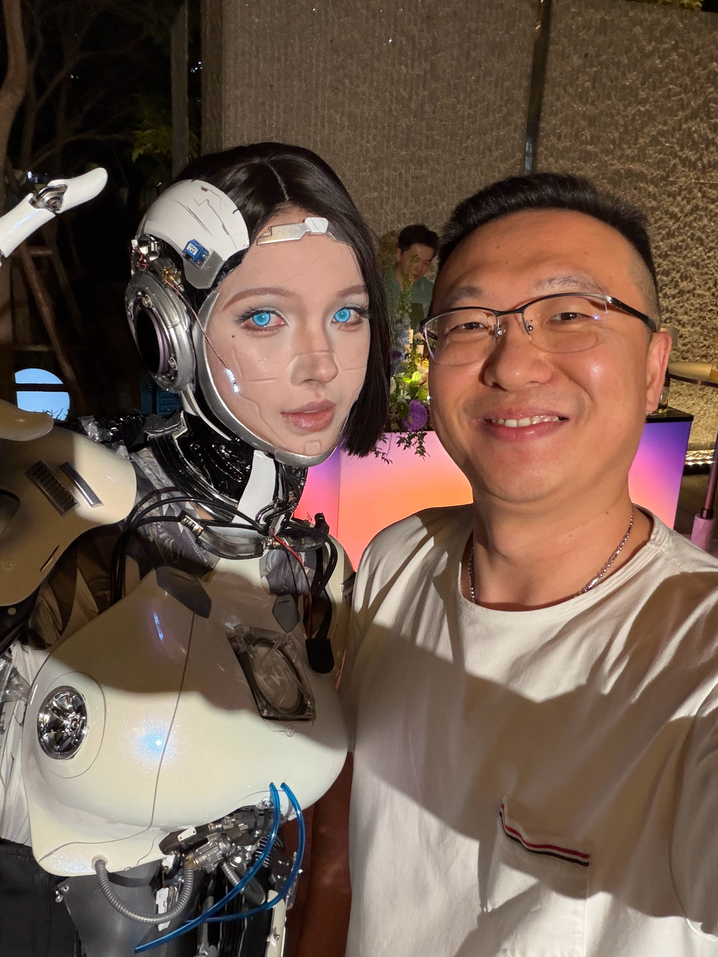 说到人形机器人，我还是偏爱那种会主动凑过来跟你合影的你们懂得……邹总买电车啦乐道