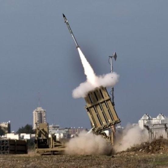 美国近期撤军后，正将大量军事资产重新投入中东
至少有一艘航母和多域导弹防御系统正