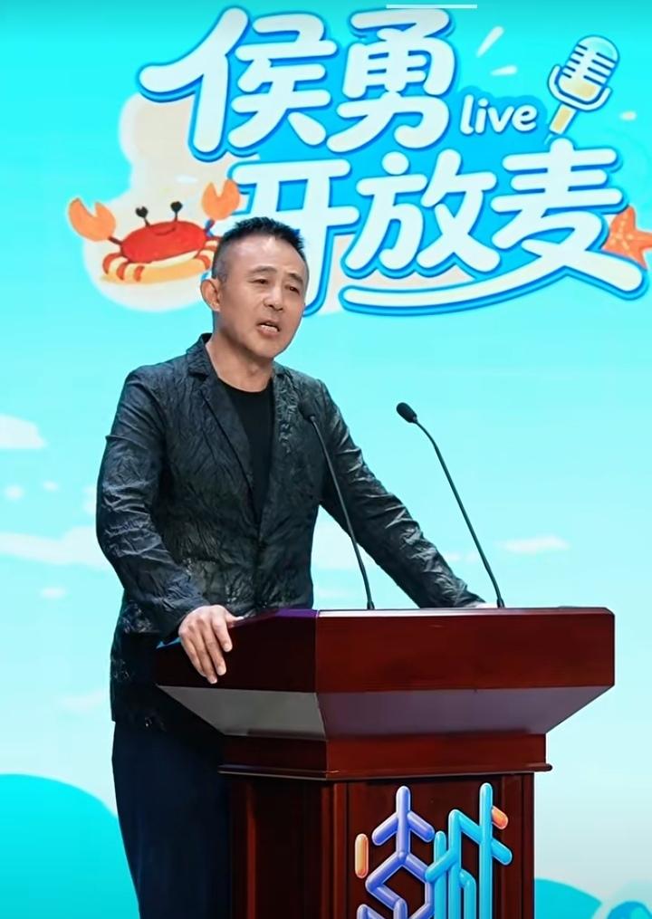 2026年江苏“读城”行动连云港专场，演员侯勇回到故乡，带来个人主题开放麦。他结
