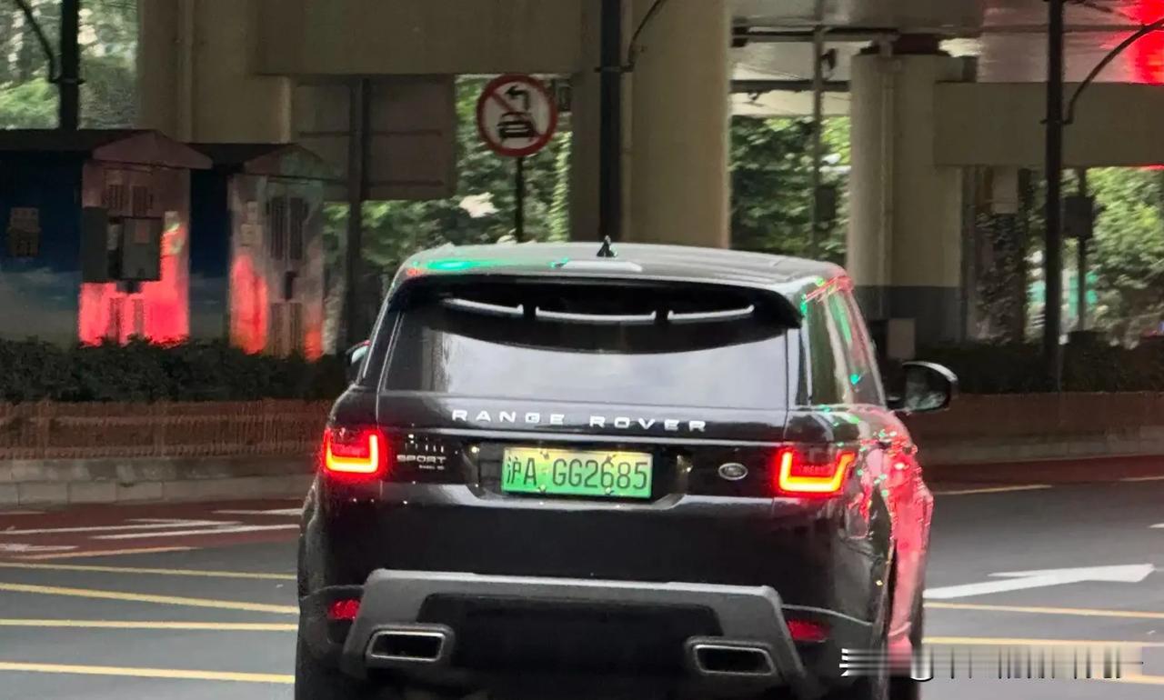 揽胜的气场消失了…

原来让揽胜的气场消失，只需要一张绿牌…这还是辆老款的揽胜运