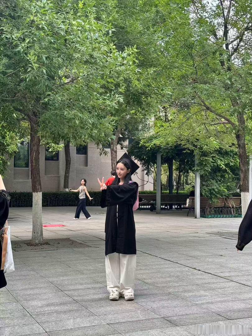 冯女郎中戏生图路透中戏毕业合影看到了杨舒伊中戏毕业合影路透曝光，杨舒伊站在人群里