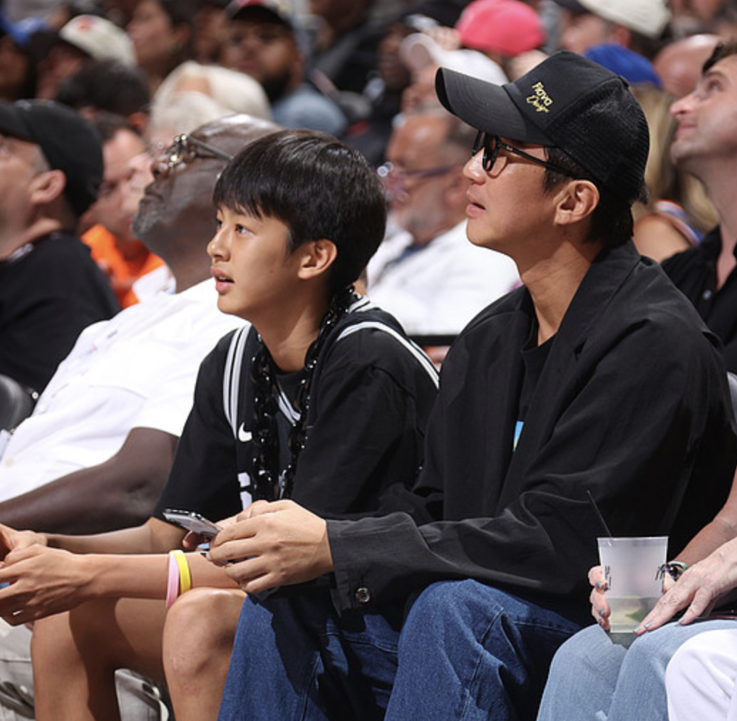等等太帅了邓超观战nba总决赛 尼克斯NBA总冠军 邓超和儿子等等场边观战NBA