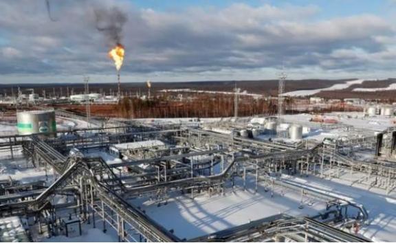 沙俄割走一百五十万平方公里，中国人记了一百多年，可今天，俄罗斯的油，中国的路；俄