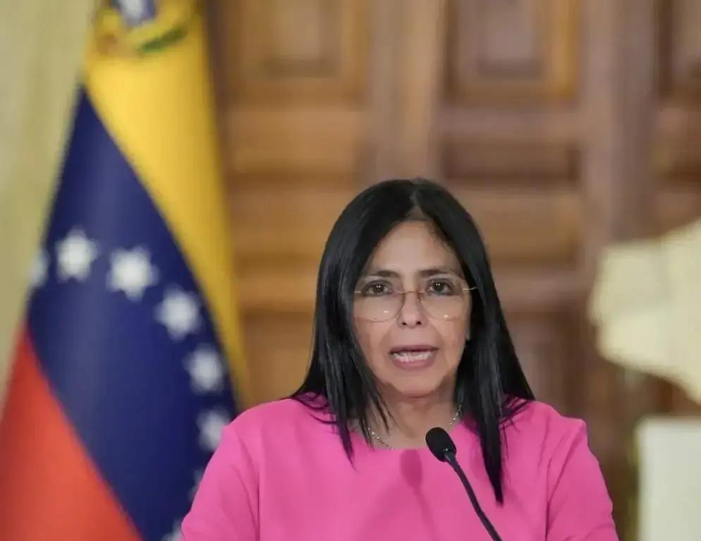 马杜罗这对夫妻，最近又被很多人提起。
 
在委内瑞拉局势还算紧张的情况下，代总统