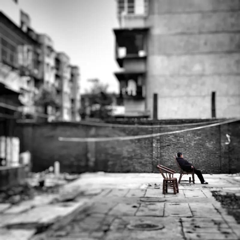 十分赞同友友的精妙评价，独处的确是一种境界。在节奏飞快的现代社会里，人们都忙着追