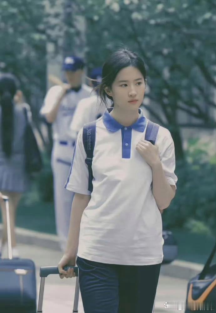 刘亦菲的校服造型清新自然，仿佛素颜出镜，反观其他演员则显得妆感浓厚。 