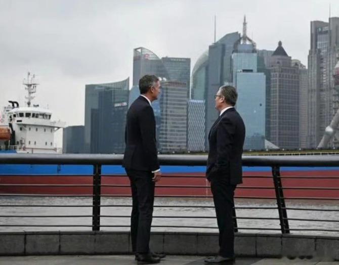 英相斯塔默访沪期间在外滩游玩。 