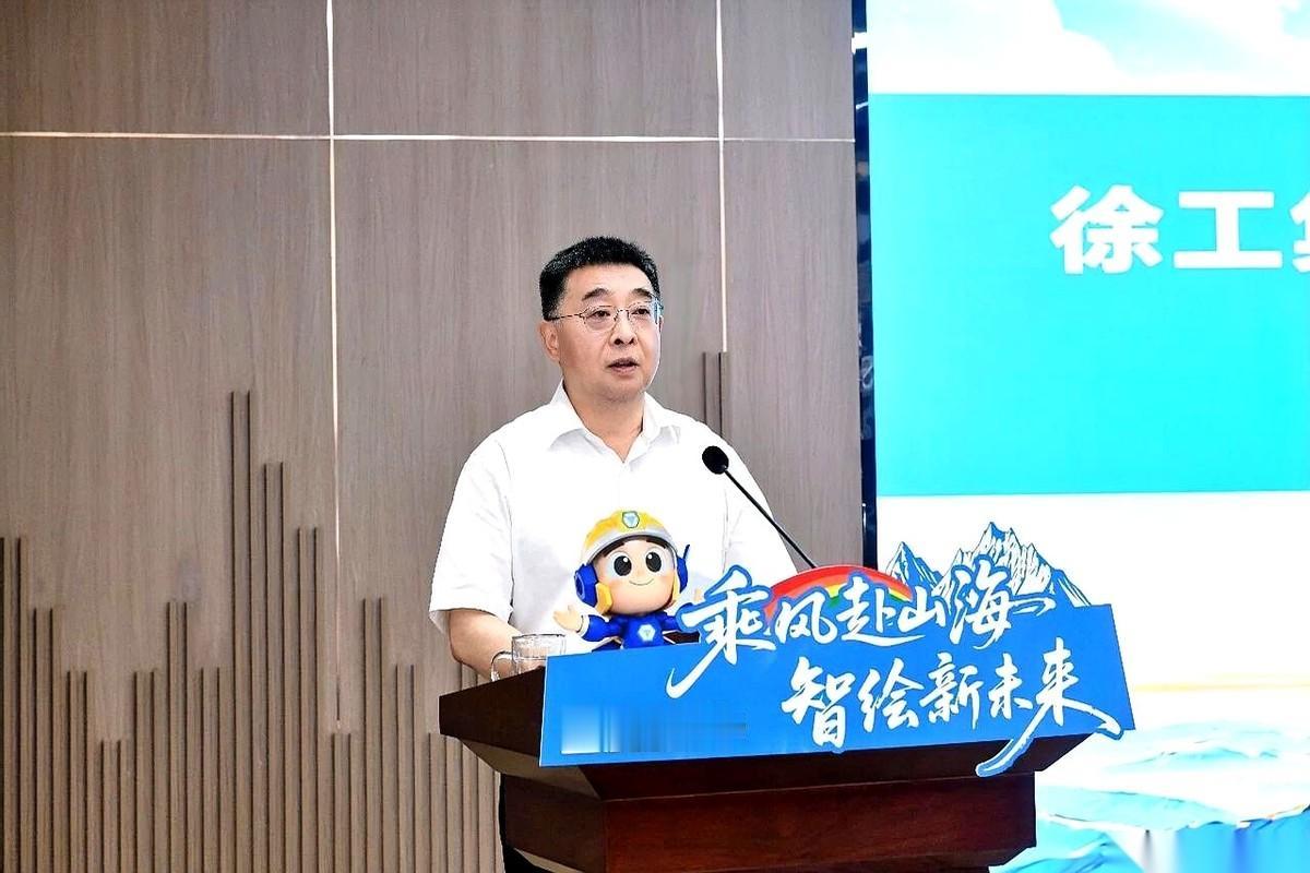 徐工集团，那个把重型机械卖到全球的庞然大物，董事长杨东升亲自下场了。
他没去签什