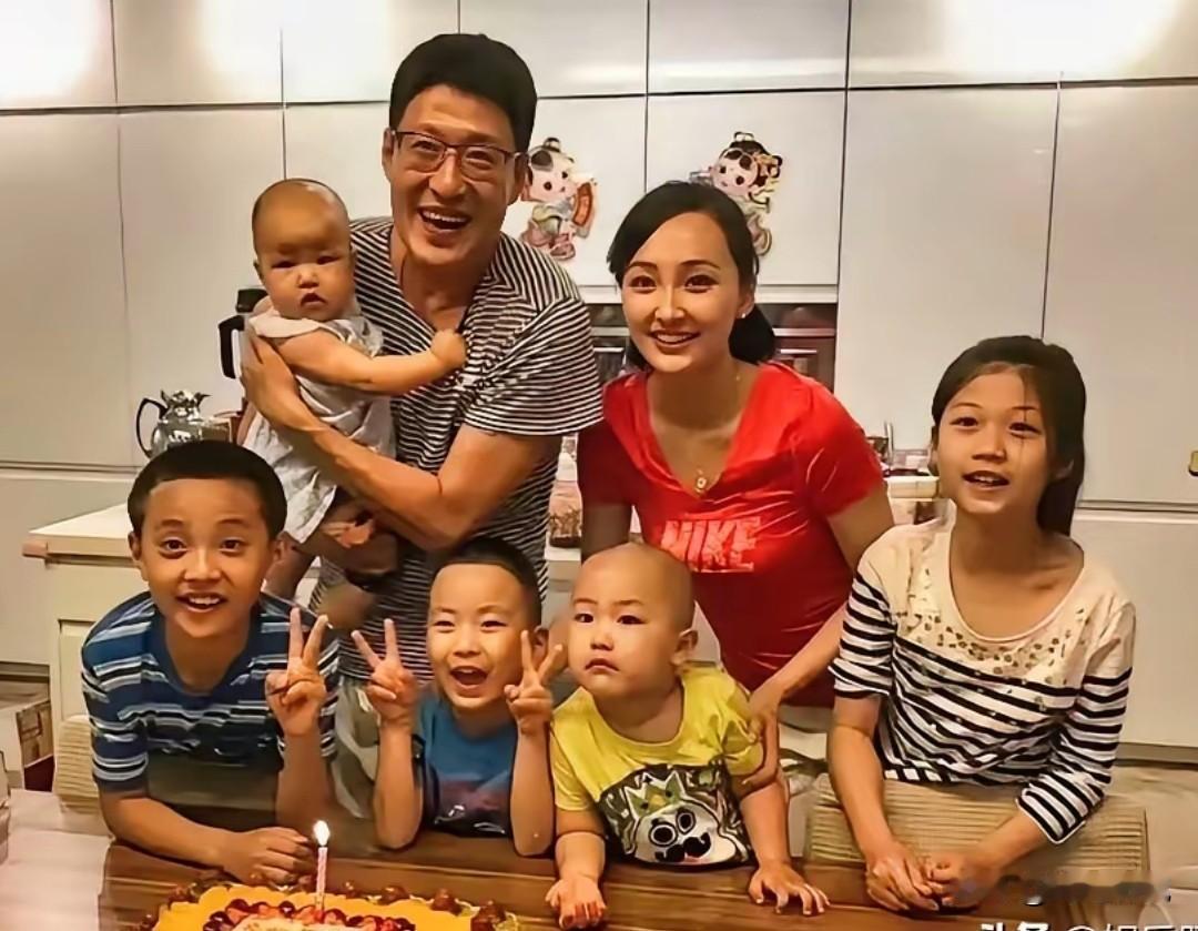 仔细一看于震这一家子。于震演技好，气场好，家庭维护的也好，5个娃个个虎头虎脑超可
