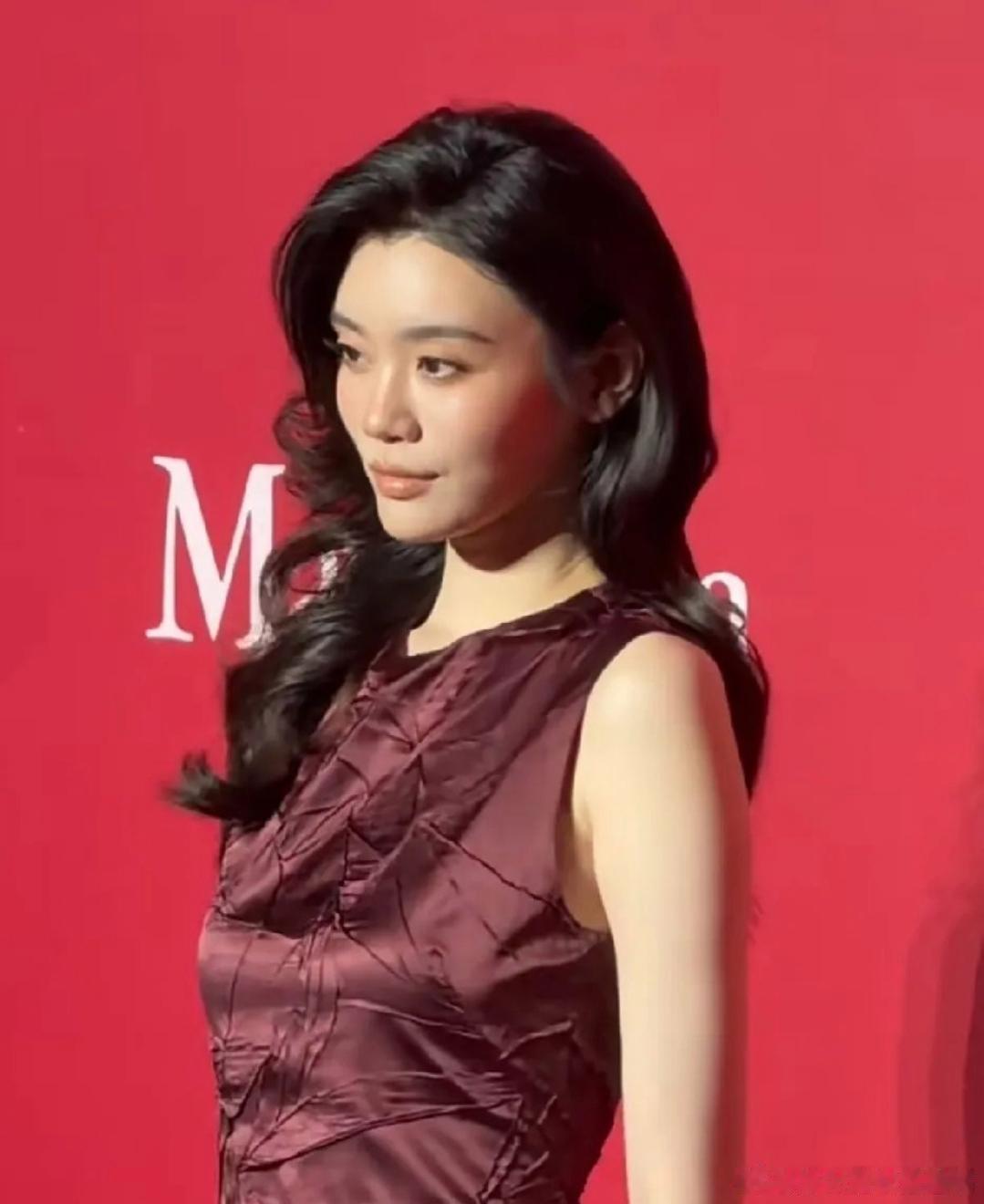 奚梦瑶现身上海，婚后首次亮相红毯，整个人气场全开。有一说一，法国大婚应该也让她觉