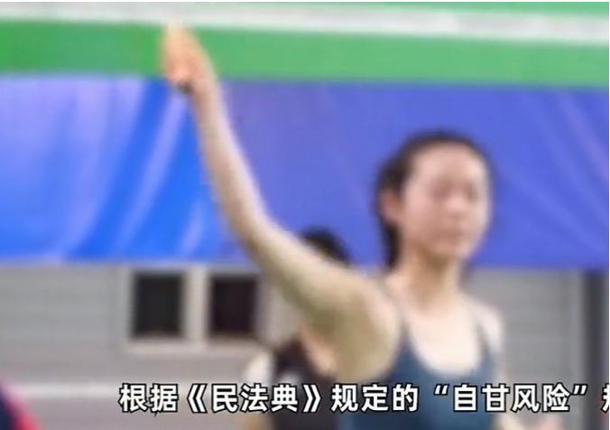 上海，一高三学生在上体育课时，与同学一起打羽毛球，俩人玩的正来劲，不想，同学一个