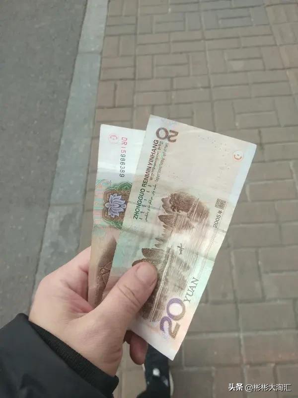 我还真捡过50块钱。有次去商场，在扶梯口的地上看到一张50块，崭新崭新的。当时心