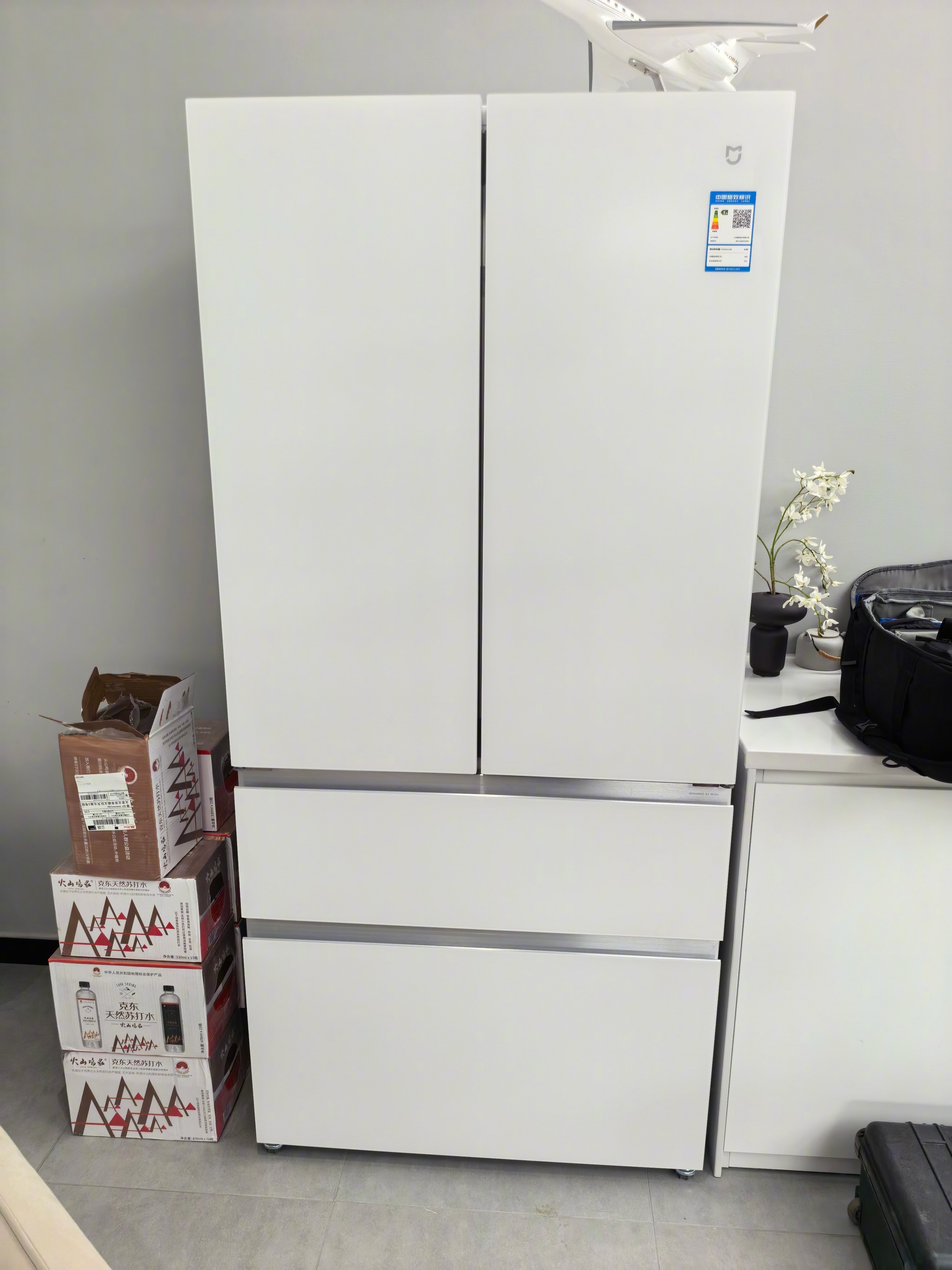 今年换了新的小米冰箱，怎么空的啊……怎么没有饮料和冰棍赞助商包给发微博推广的。 