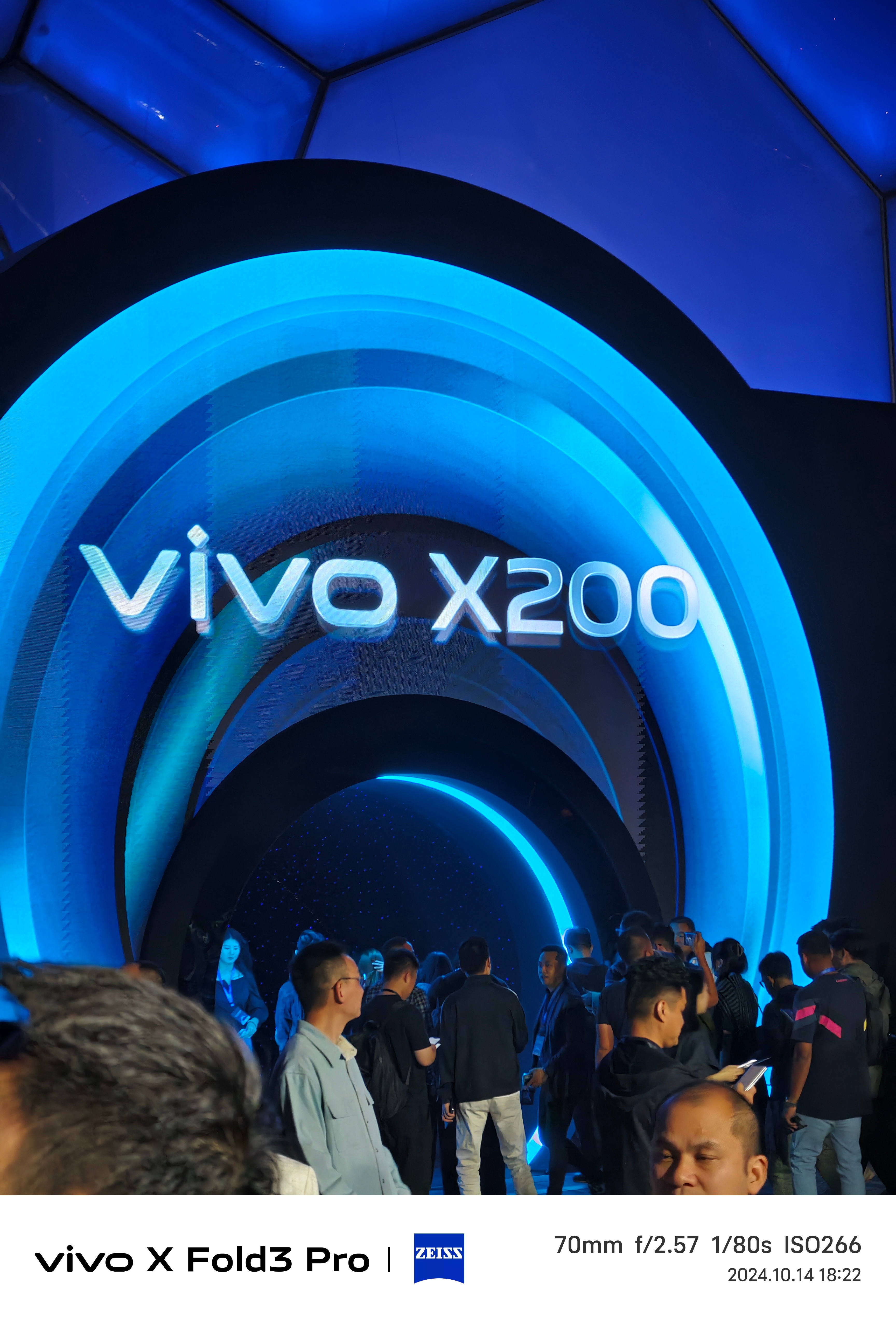 #差评在现场# 前方记者二狗已抵达 #vivoX200系列发布会# 现场，水立方