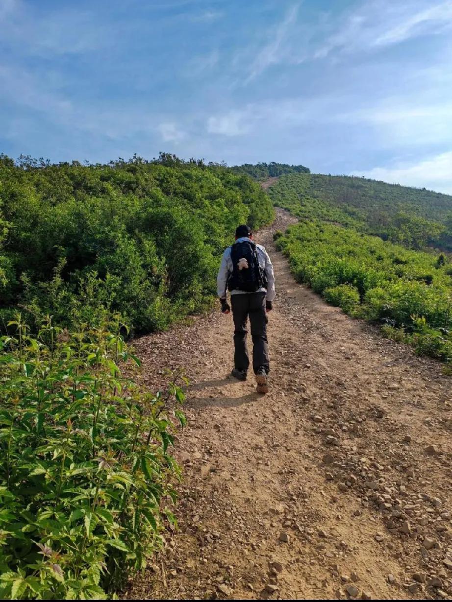 徒步固然向往山野静谧，感受自然清幽，但安全永远放在首位。如果向往深山风光，最好邀