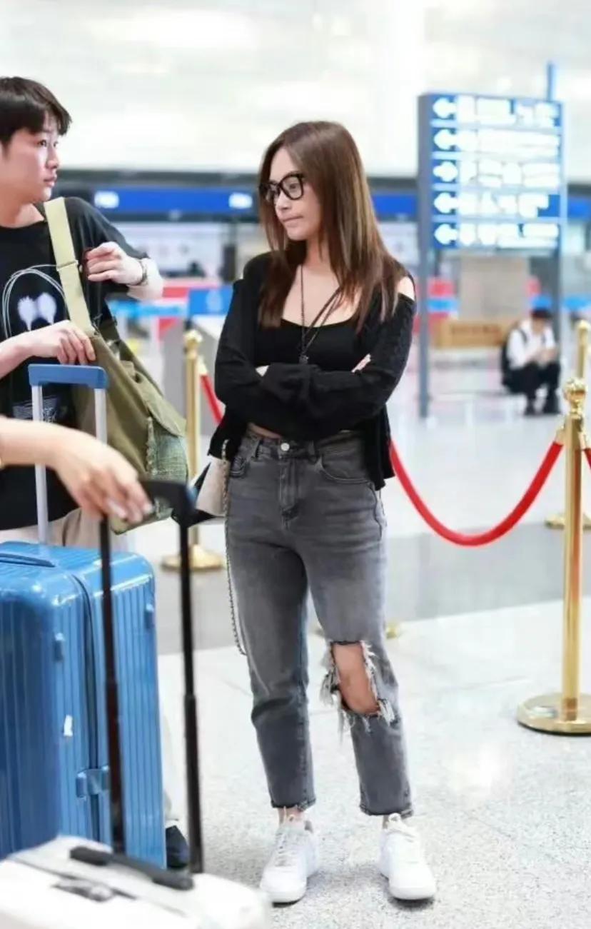 阿娇素颜照缺点都出来了，
看着也比较普。
这跟她的精修图完全是两样啊！
被称为神