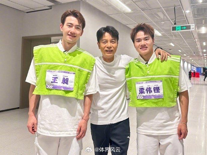 #李克勤晒和梁王合照#李克勤要和梁伟铿、王昶、李雯雯一起上综艺了，期待他被李雯雯