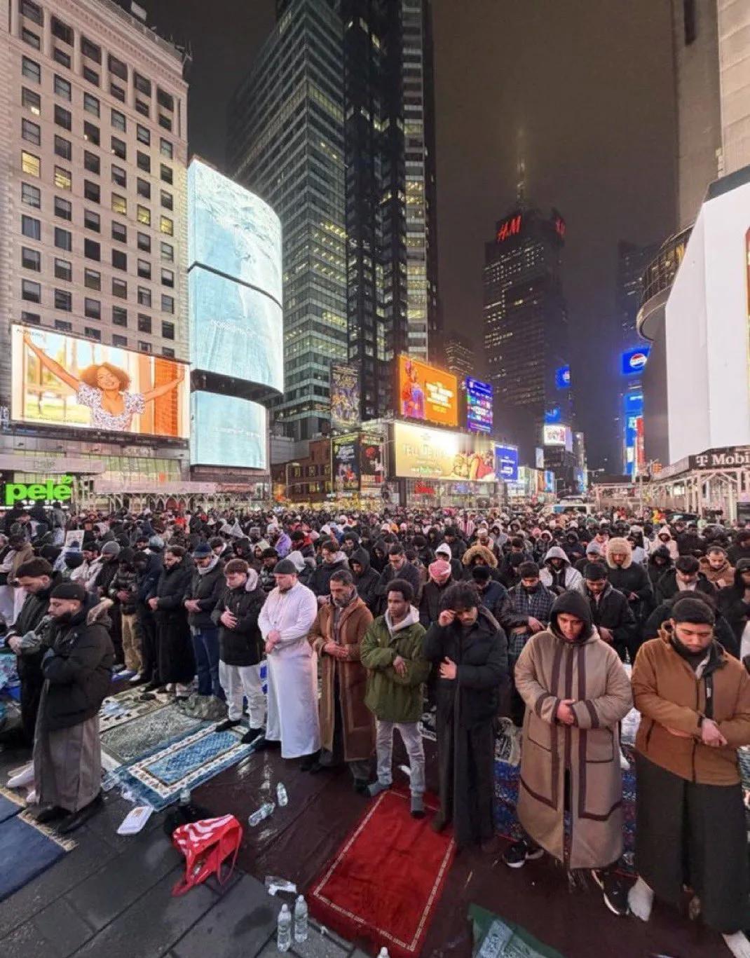 霓虹亮着，人挤人，屏幕换得比翻书还快。
我昨天在时代广场站了半个多小时，就光看人