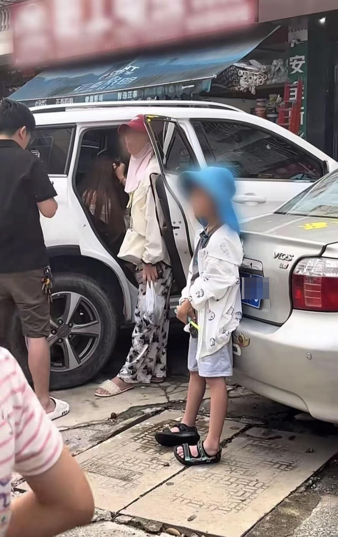 【#女子被误指系南宁街头被抓情妇遭网暴#】#公司回应女员工被误指系南宁街头被抓情