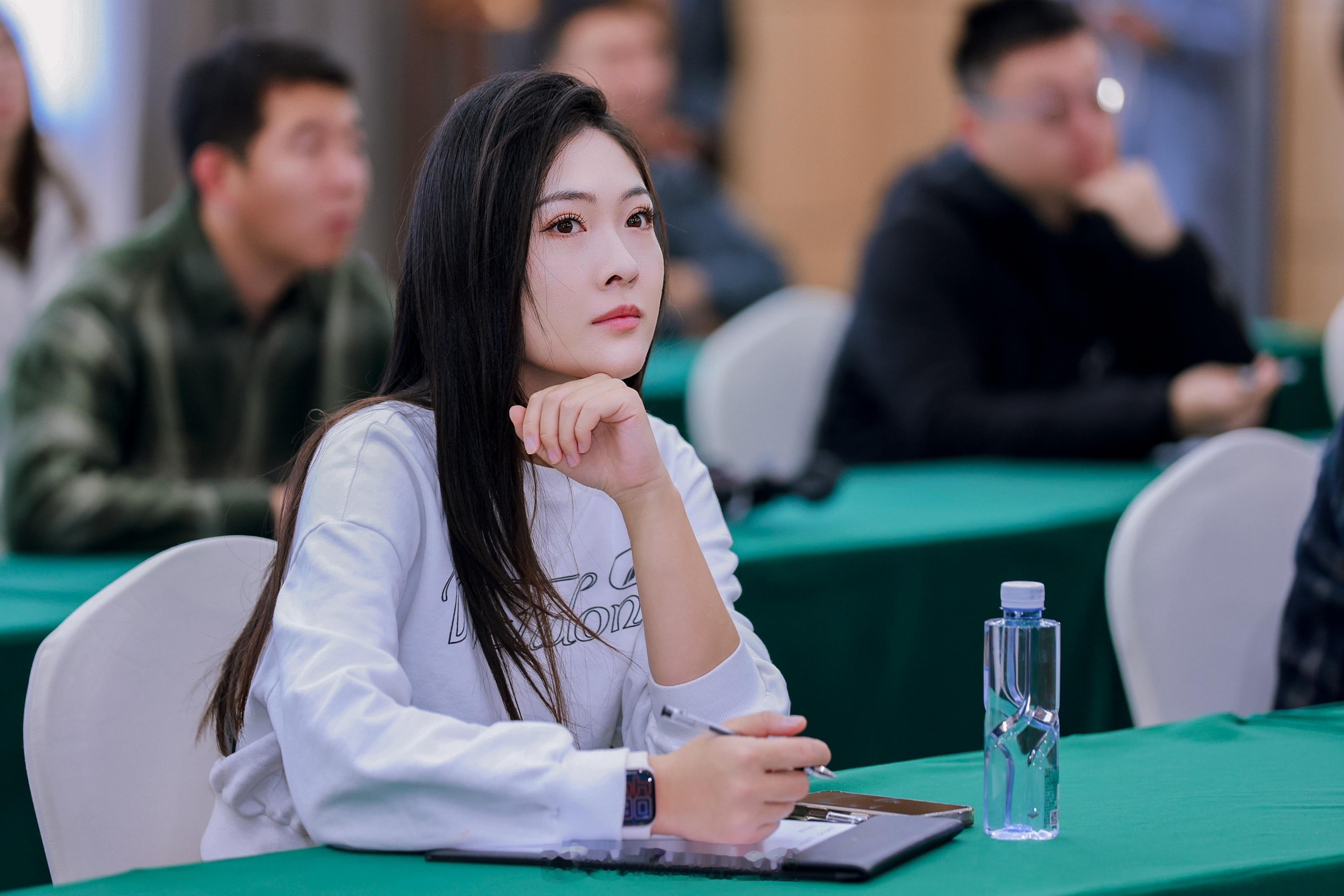 工作照看着还挺努力的样子西西出街