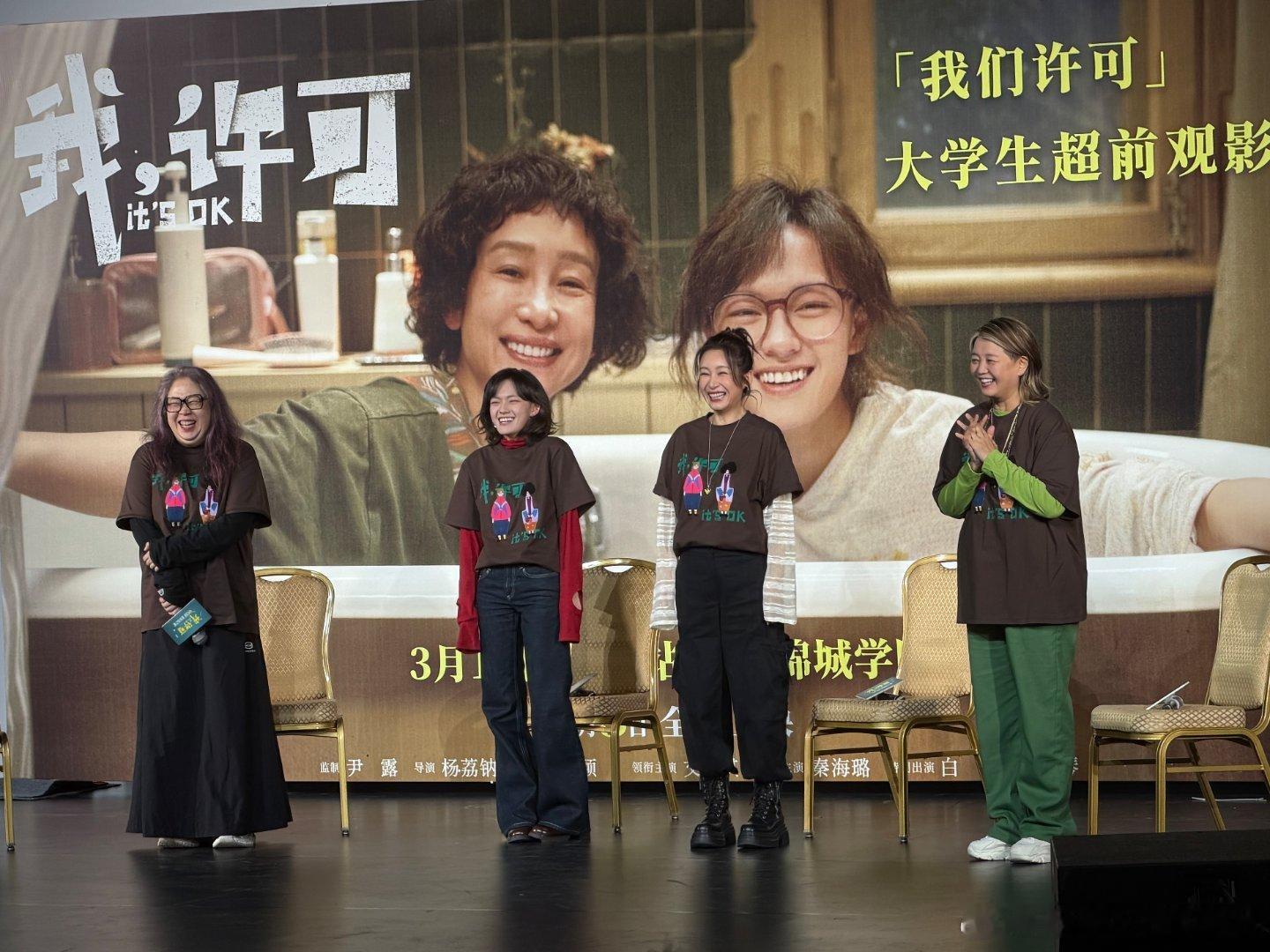 文淇在集美大学卫生间放卫生巾盒子悄悄在校园卫生间放卫生巾盒，文淇用行动诠释角色初