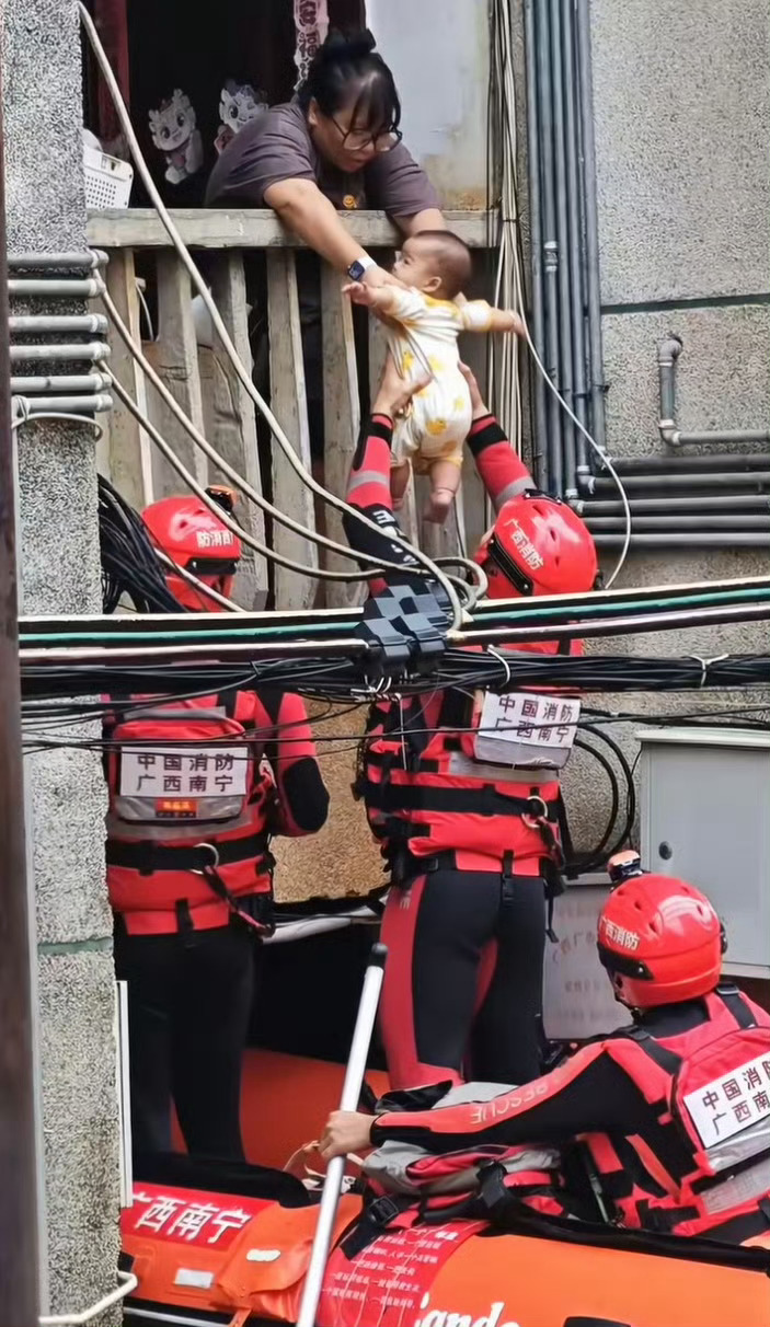 刷到这张图片泪目了，希望灾区一切平安