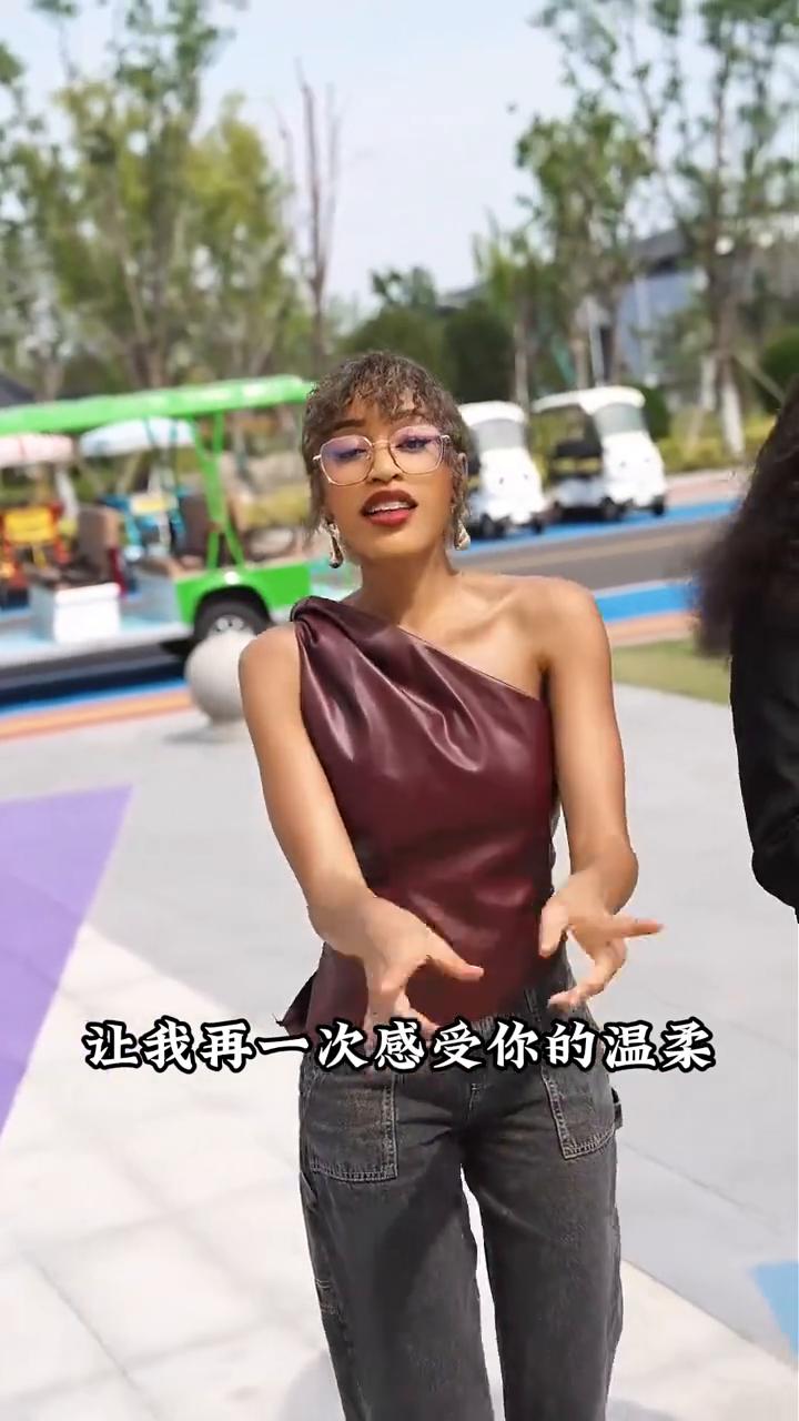 拥抱你离去，谎言天花乱坠，目睹你和他的暧昧，我的心在慢慢枯萎，悄悄地碎。如果亲爱