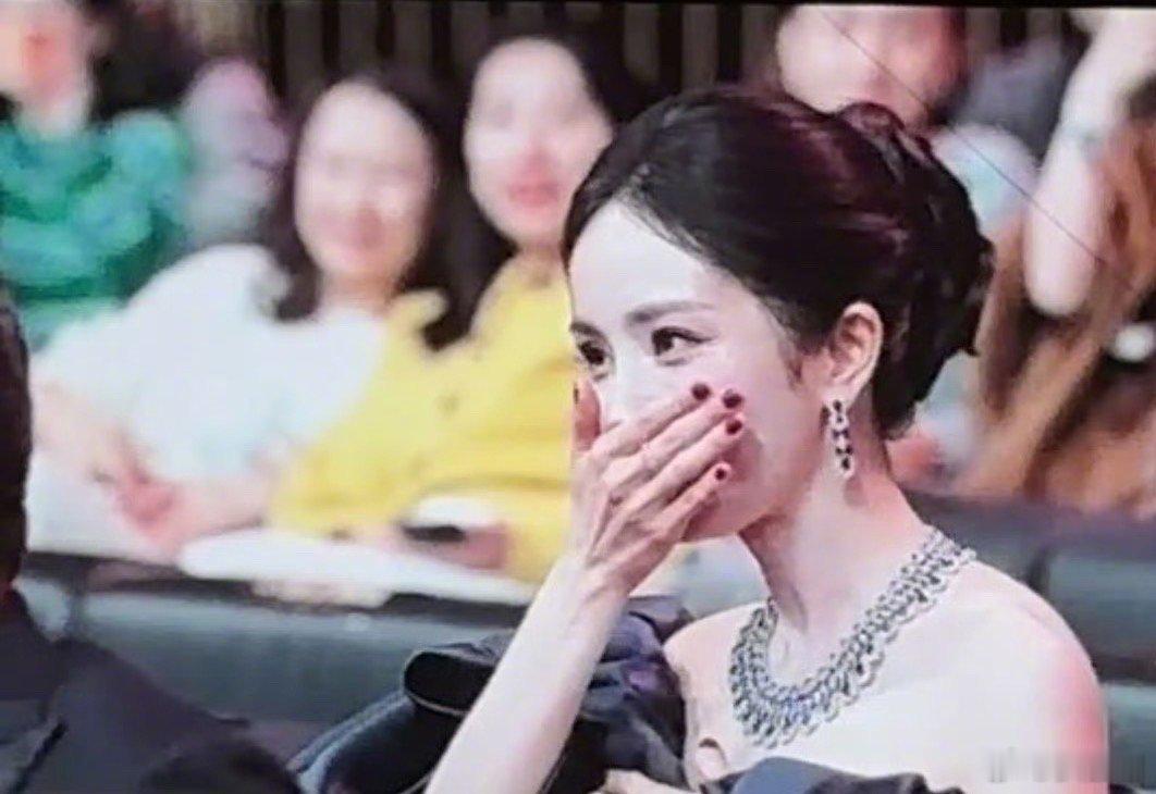 肖战微博KING，杨幂微博QUEEN，都是三获～微博之夜