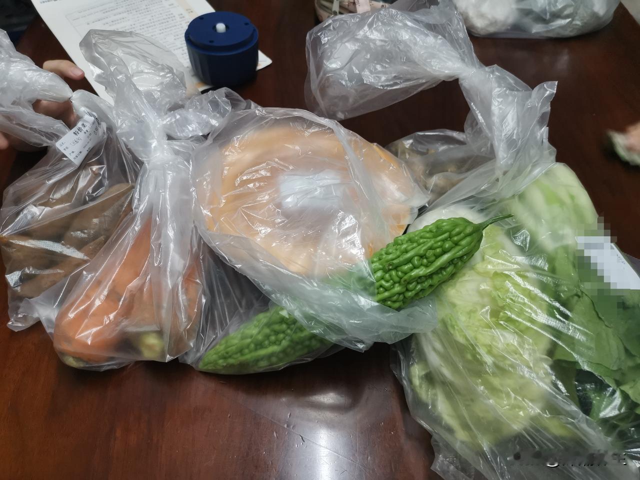 深圳物价真的太给力啦！我去超市，好多蔬菜都不用 10 元，像大白菜 1.98 元
