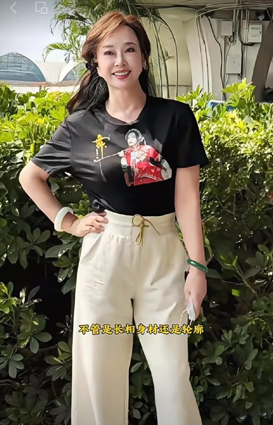 刘晓庆这也太美了吧，确实在同龄人里无人能超越、这样的心态真不简单！
庆奶不管是长