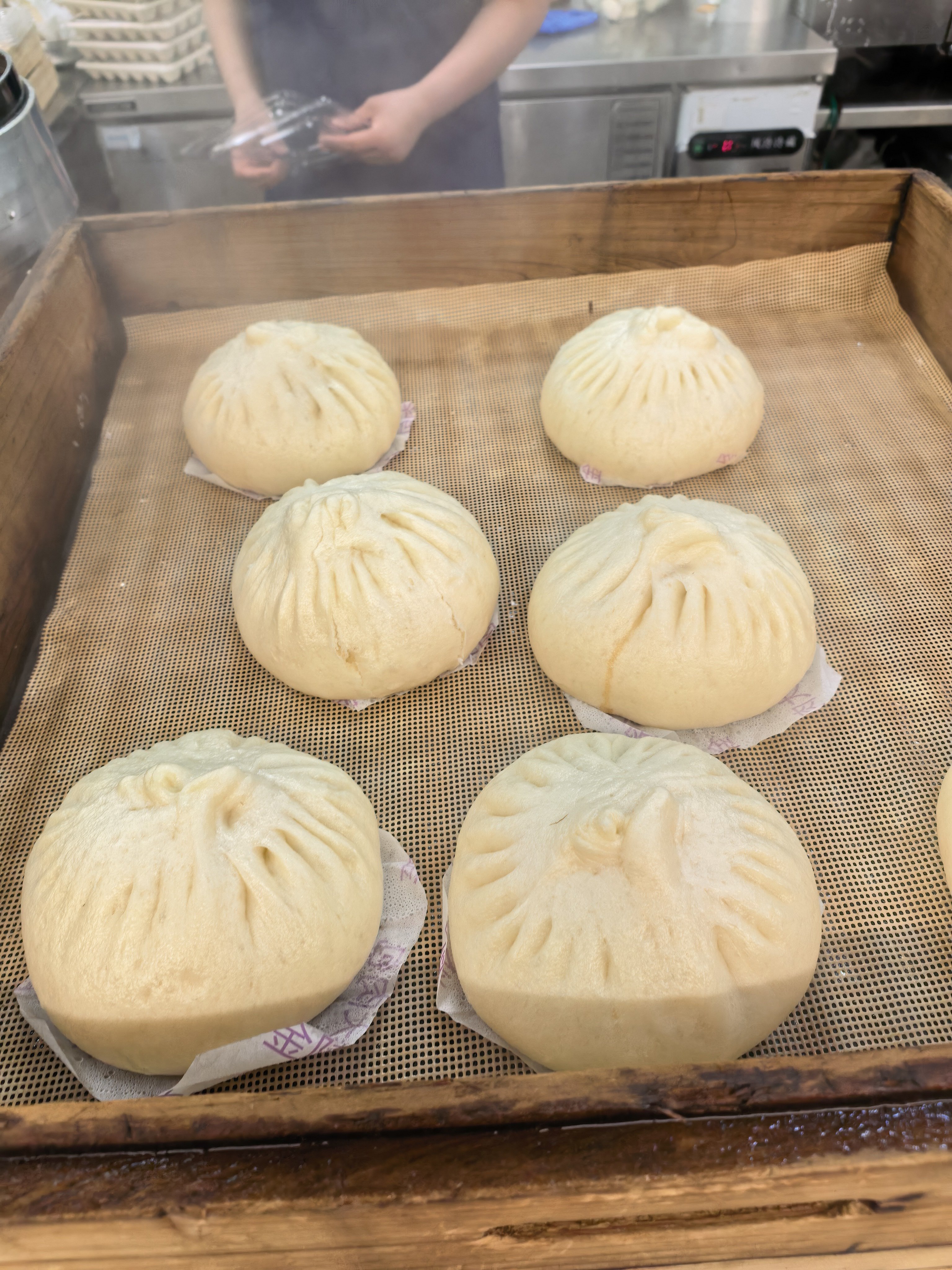 这大肉包挺适合我6块钱一个，可以顶一顿中饭了