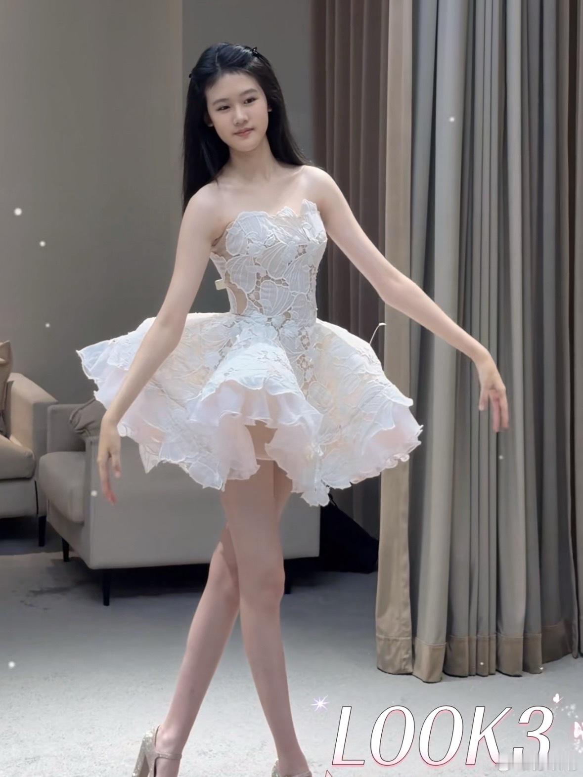 陆毅鲍蕾女儿18岁生日试装时间真快，原来贝儿都快18岁了。记得当时参加爸爸去哪时