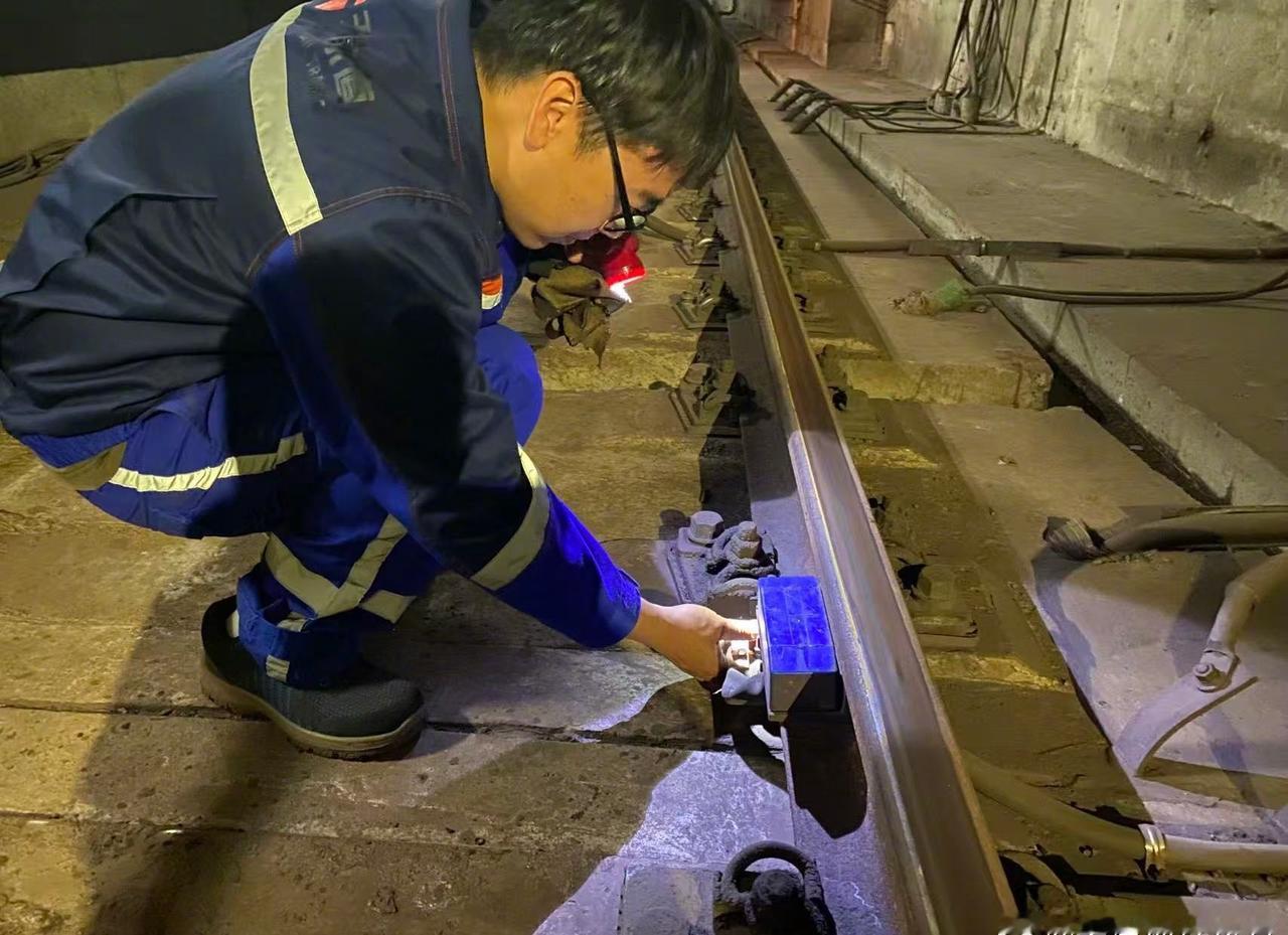 假期客流高峰，地铁安全顺畅运行的背后，是细致的守护：全面检查转辙设备，紧固零件、