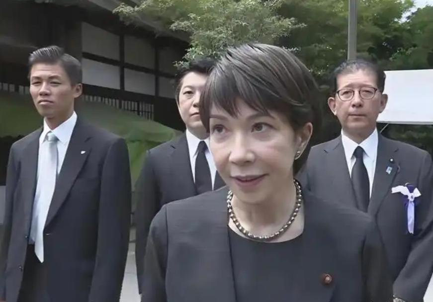 时值日本战败投降日临近，日本政坛右翼势力再度蠢蠢欲动，试探底线的小动作接连上演。