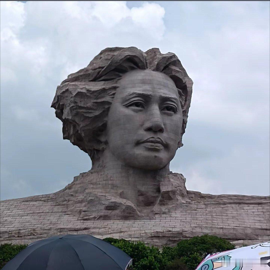 撑着雨伞来看你，你为华夏撑起过天 