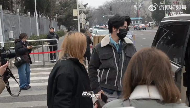 张新成现身央视春晚彩排 张新成现身央视春晚彩排现场，这不得狠狠期待住，春晚看他准