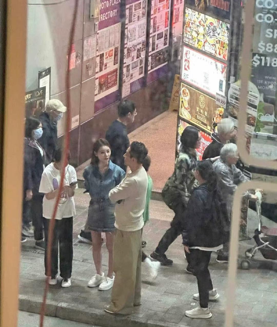 Mandy带孩子逛夜市有网友偶遇筱梅一家在香港逛夜市，孩子们看起来很开心，小玥玥