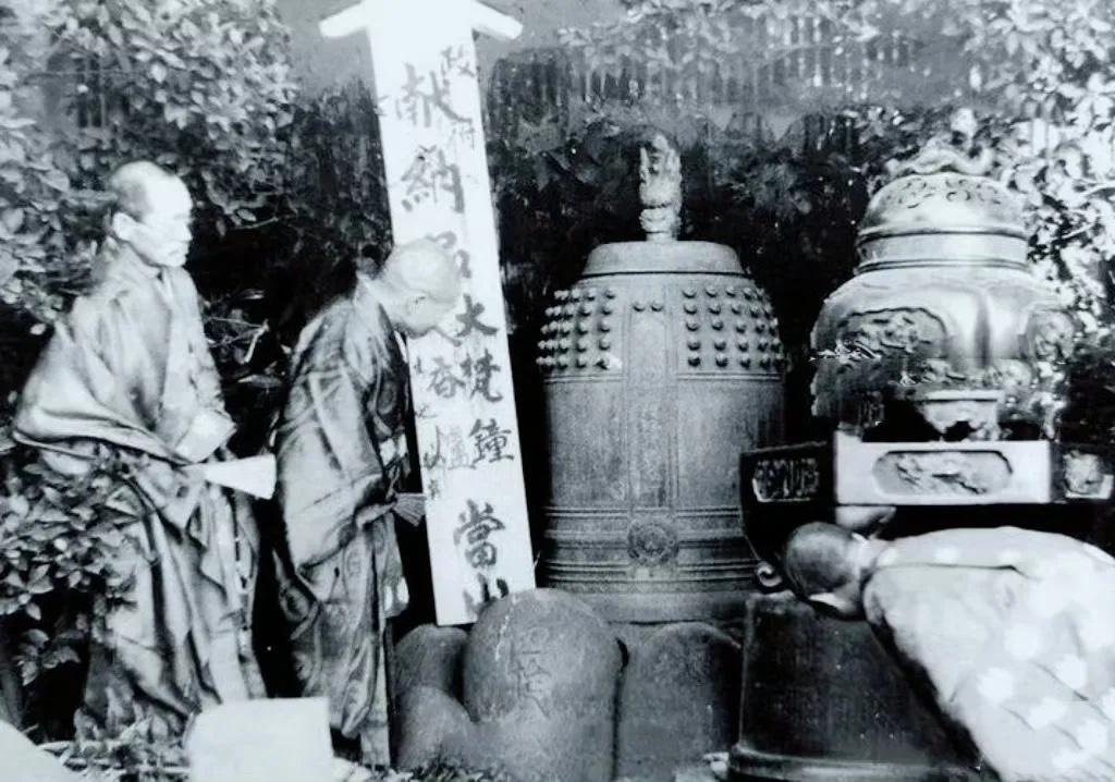 1942年，日本寺庙捐出铜钟熔炼成侵略武器时的一幕，照片中的僧人正在整理铜器，并