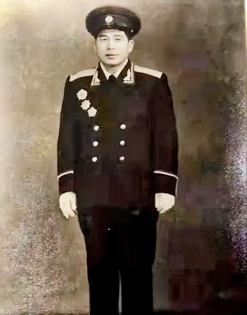 1937年，西路军特务团李宽和正趴在杂树丛里，突然一个被敌人追赶的红军拼命地从他